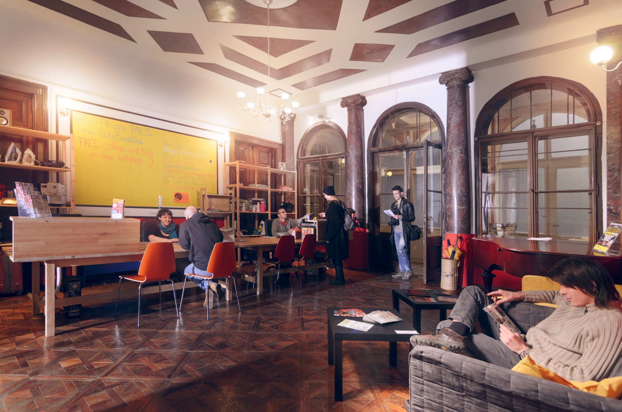 Pal's Hostel by null