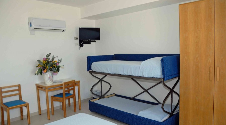 Camera per 4: letto matrimoniale e due letti a castello