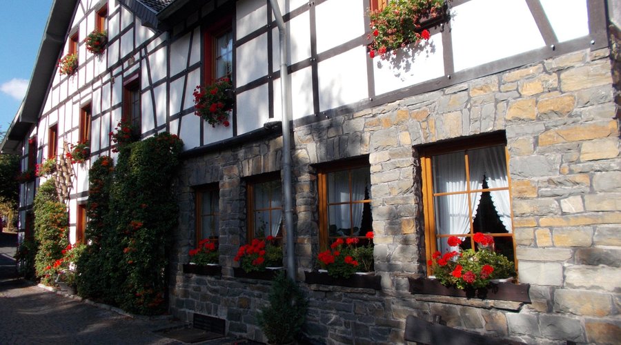 Aussenansicht des Hoels " Zur alten Frische " - eine wunderschöne " Eifelperle "