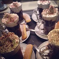 cioccolata con panna fresca , ottima!!