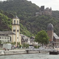 船着場の傍には旧市街、後ろの山麓には「猫城」があります