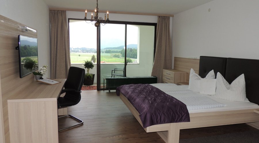 Große moderne Zimmer mit Balkon und wunderbarer Aussicht