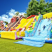 C’est une aire de jeux composée de plusieurs structures gonflables originales alliant le giganti