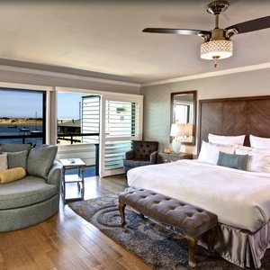 Luxury King - Mini Suite with Full View of Bay