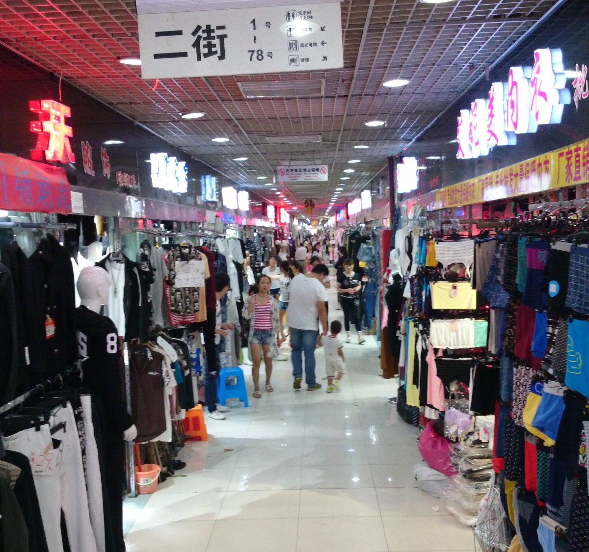 Qipu Road Clothing Wholesale Market (Shanghai) - Alles wat u moet weten ...