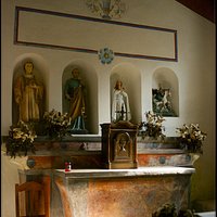 Aggius, l'église de Santu Petru Rudas, l'hotel avec les statues de quatre saints: Saint