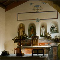 Aggius, l'église de Santu Petru Rudas., l'hotel avec les statues de quatre saints: Saint