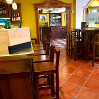 ENTRE VINOS Y TAPAS