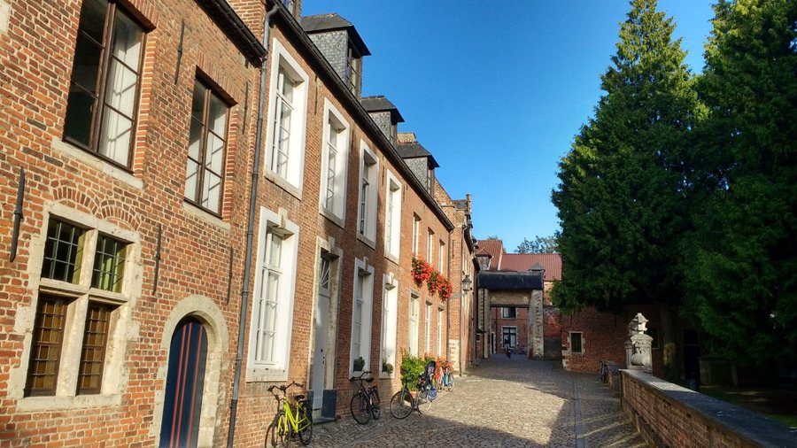 Het B&B bevindt zich achter de poort. Eigenaar Michel is net de ramen aan het lappen.