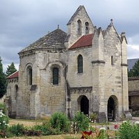 Романская часовня в саду