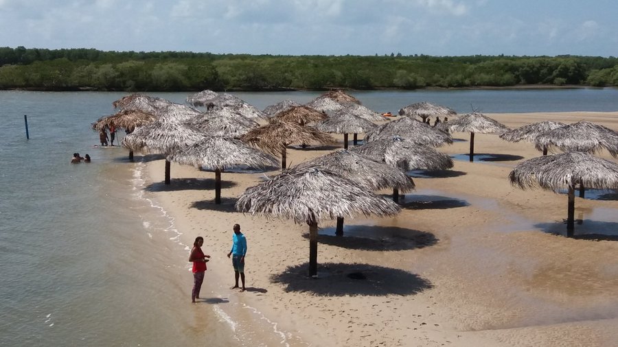 Croa do Goré. Boa estrutura com bar flutuante