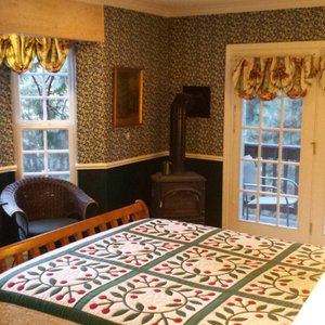 The popular Evergreen room. Plenty of windows.