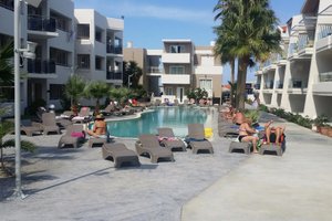 Basseng og strand
