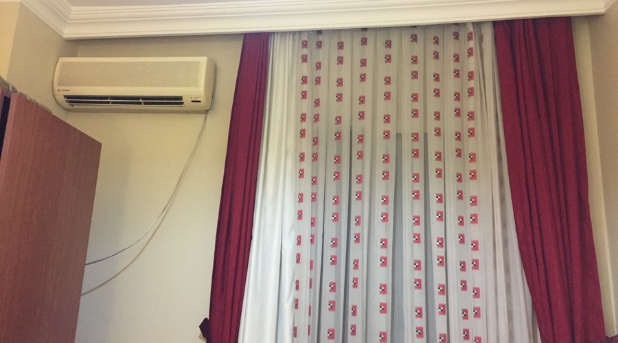 Odanın tek penceresi
