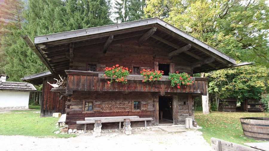 Eines von mehreren Hütten auf dem Gelände