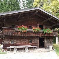 Eines von mehreren Hütten auf dem Gelände