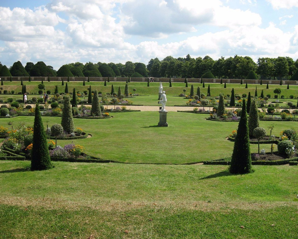 are dogs allowed in hampton court park