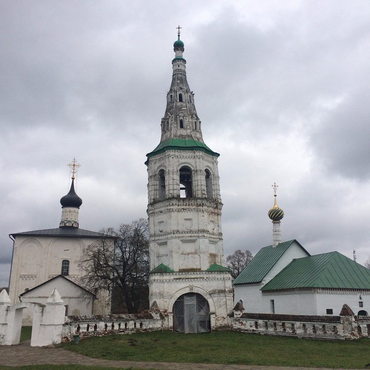 Падающая колокольня в Кидекше