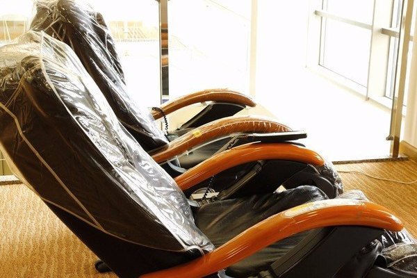 ２階休憩コーナーにはマッサージチェア設置