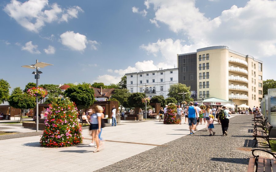 Hotel Aurora od strony Promenady Gwiazd i molo