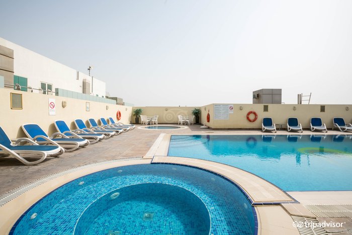 The Country Club Hotel Pool: Pictures & Reviews - Tripadvisor