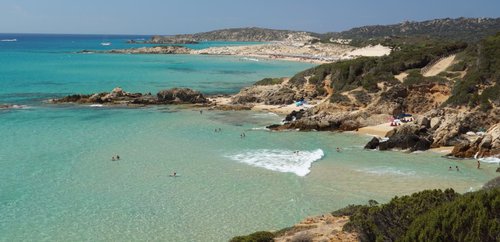 le spigge:quella in 2' piano e' dell'hotel,viste dal sentierino che prosegue lungo la costa