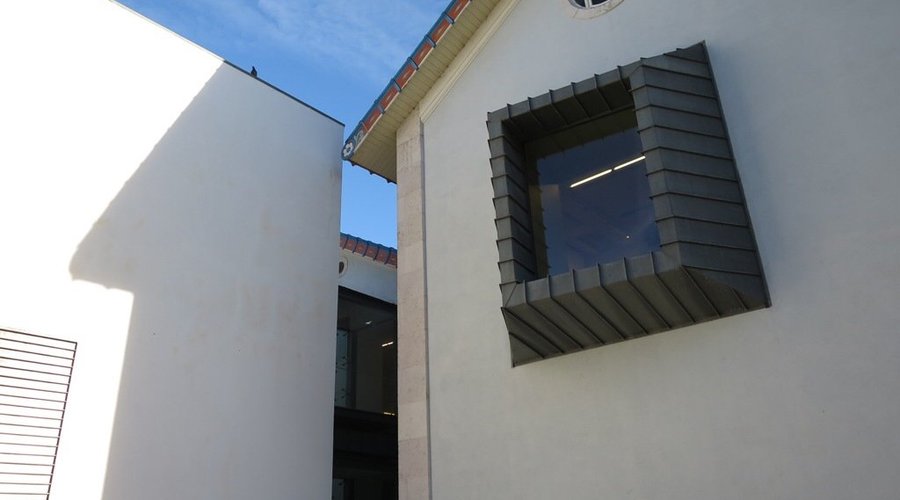 Janela moderna no edifício antigo 