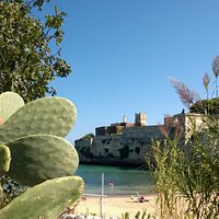 Abbazia-Castello di Santo Stefano vista dalla spiaggia di Porto Ghiacciolo.