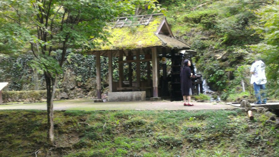 渓流沿いの水車小屋