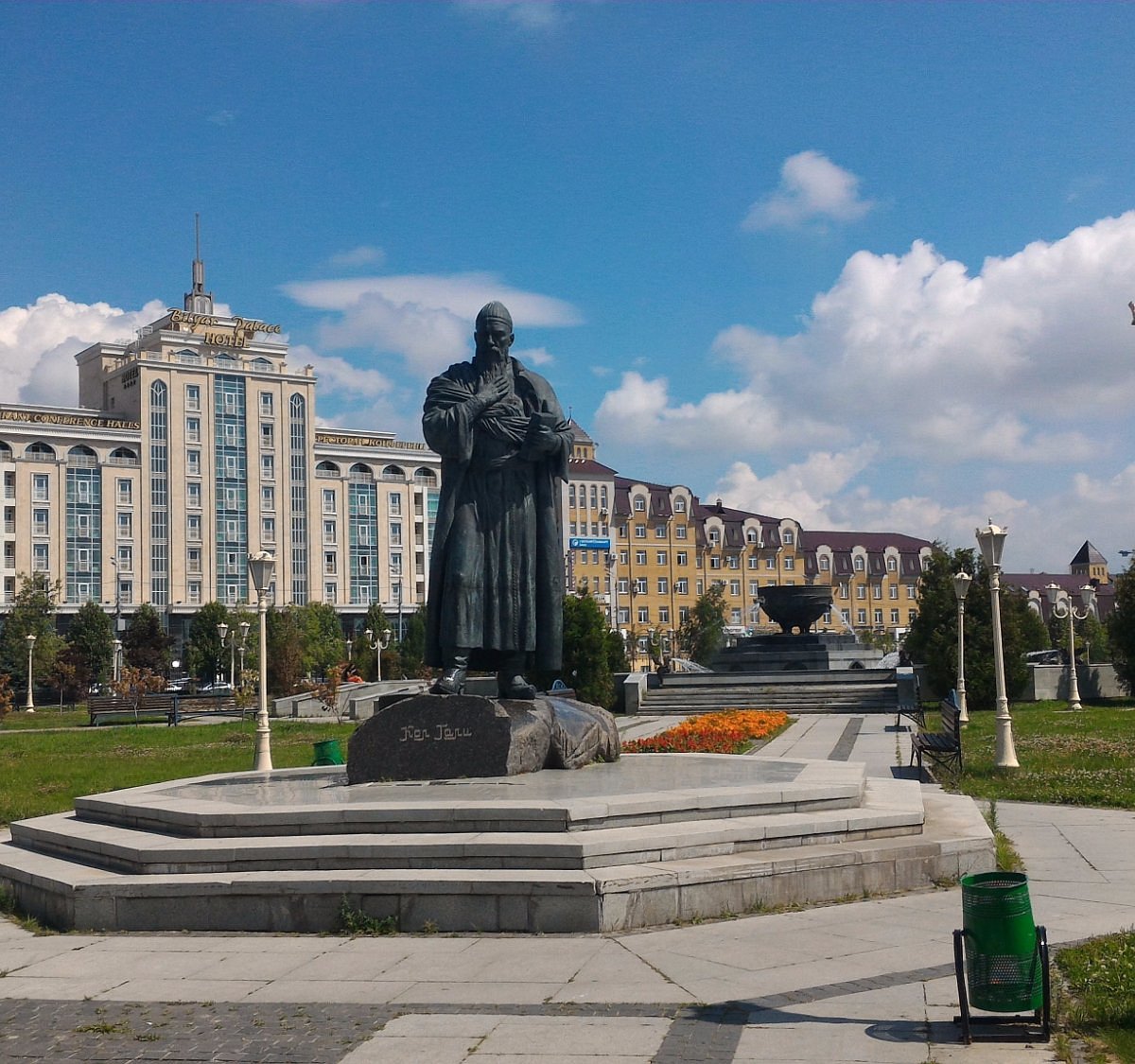 Улица кул. Памятник кул Гали в Казани. Парк тысячелетия Казань. Парк Казани с статуями. Отель Куль Гали Казань.