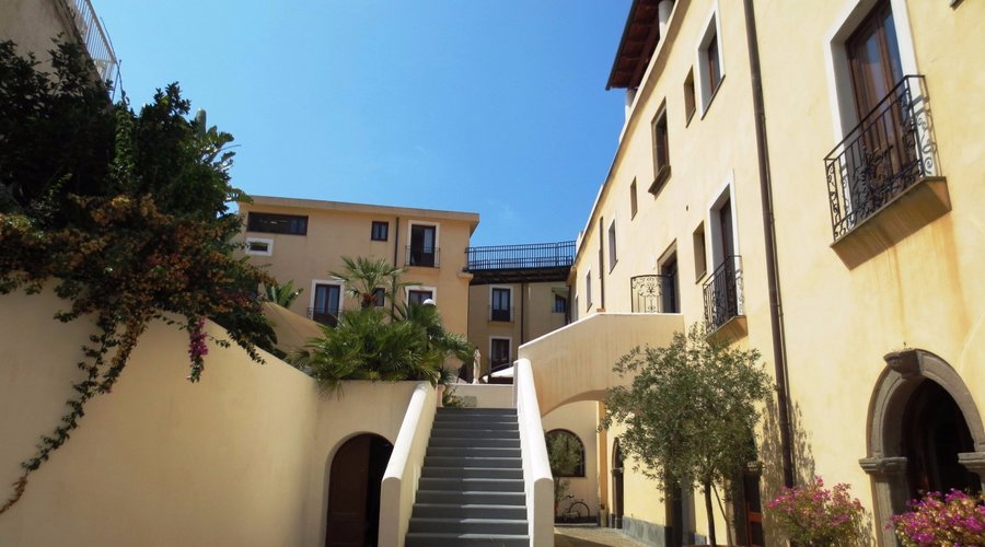 Innenhof Hotel Villa Meligunis