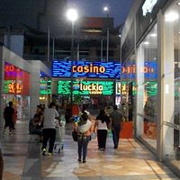 Casino piccolo ma con slot carine, ambiente pulito e cordiale, senza eccessi.
Il cibo va consuma