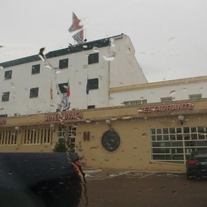 A entrada do hotel, com estacionamento privativo