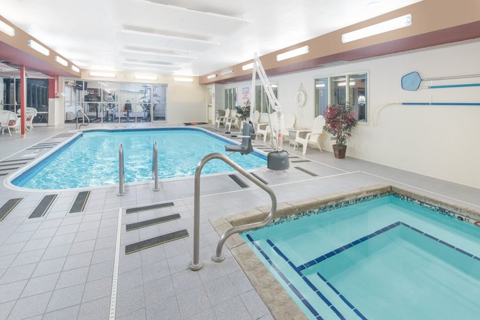 Ramada Limited Bismarck Northeast Pool: Pictures & Reviews - Tripadvisor