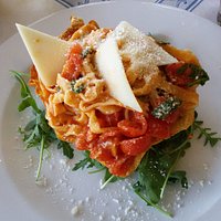 Nudeln mit Rucola und frischen Tomaten und Parmesan