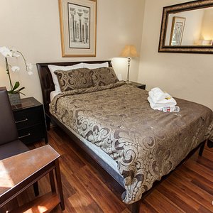 The One Double Bed with Shared Bathroom at the Luz Hotel San Francisco