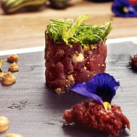 Tartar de atún picante con alga wakame