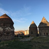 Üç kümbetler 1