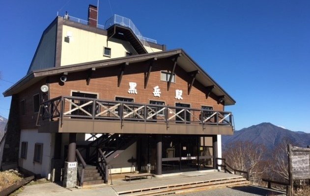 外景：この建物の２階にレストランがある。