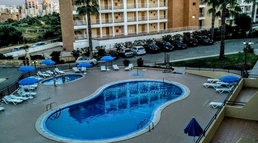 Lazer, com piscina infantil, e estacionamento.
