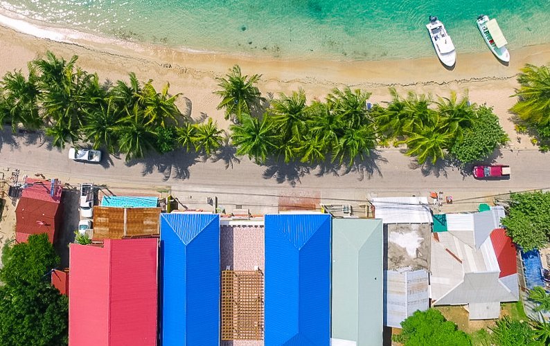Vista aerea Hotel (techo azul)/ Aerial photo (blue roof)
