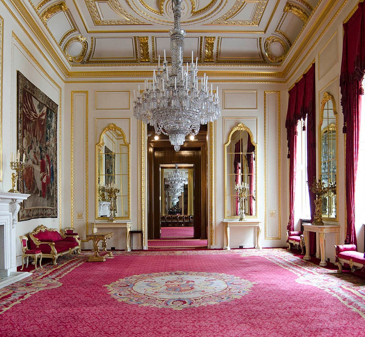 Hall bedroom. Замок Хоутон Холл. Букингемский дворец Холл. Елисейский дворец внутри. Хоутон Холл в Норфолке.
