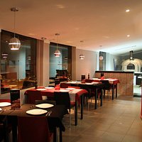 Florença Forneria, pizzaria na Ponta da Praia com salão aconchegante e ambiente familiar