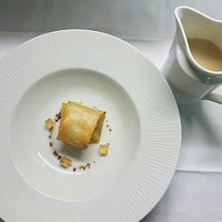 Ravioli de foie amb oli de tofona, daus de moscatell i velouté d'escudella i carn d'olla