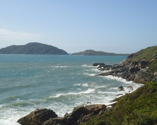 4 trilhas em SC para caminhada que você pode fazer com vista para o mar