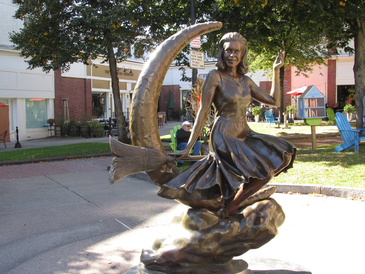 Bewitched Statue of Elizabeth Montgomery - Qué SABER antes de ir  (ACTUALIZADO 2025) - Tripadvisor