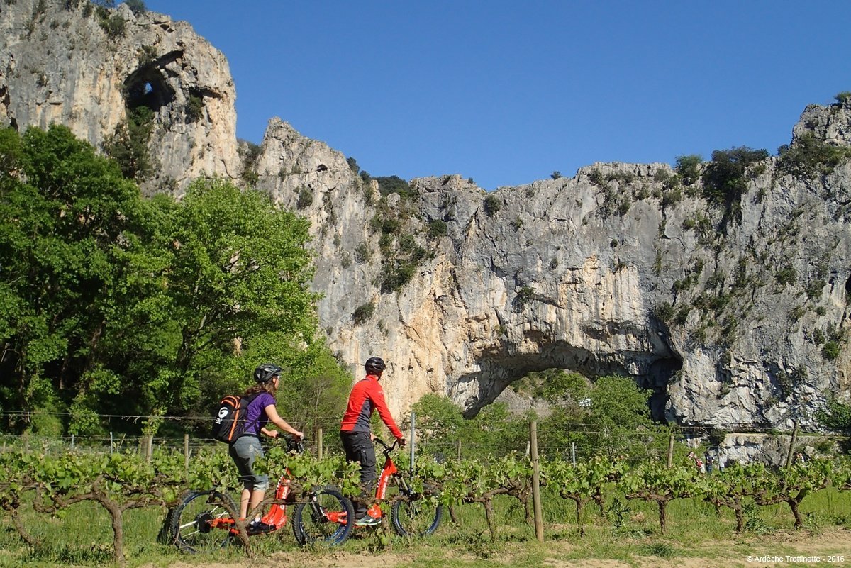 Votre été en Drôme-Ardèche. Depuis Génissieux, des balades bucoliques en  trottinette électrique