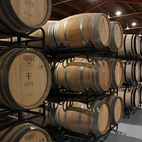 La sala de barricas de Bodegas Fos