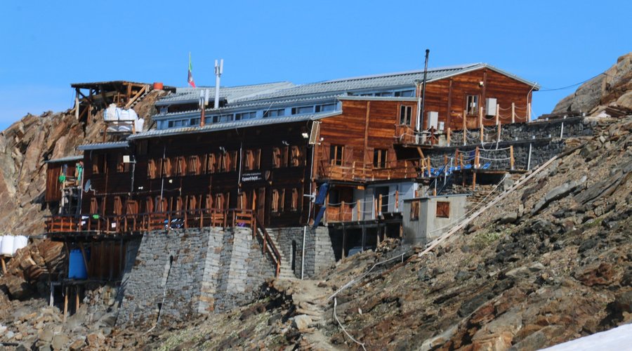 Rifugio Giovanni Gnifetti m 3647