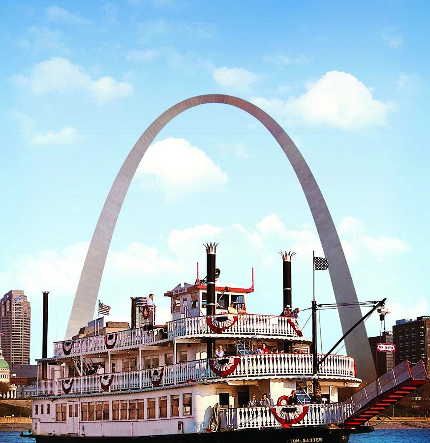 gateway arch & riverboats at the gateway arch